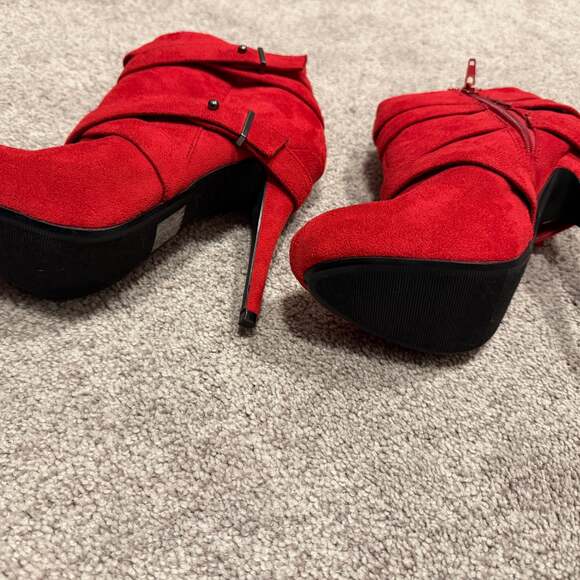 Shoe Dazzle Red Ankle Boots with Bold Design - Picture 3 of 4